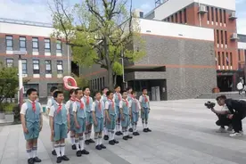 一群小暖男用歌声向党深情告白……图片