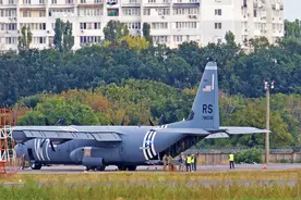 美国空军一架C130大力神运输机引擎失灵 紧急迫降乌克兰图片
