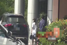 二胎来了？吴奇隆刘诗诗现身私立医院，刘诗诗打扮低调用包挡腹部图片