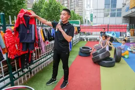 郑州一幼儿园打开围栏卖童装 园长：不单是为了挣几个钱，还能和孩子见见面图片
