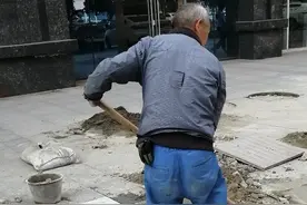致敬蓬安城区人行道修缮地砖的石工师傅们！图片