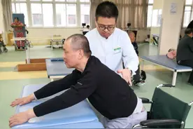 拒收红包也有技巧，看看我们康复师的“模范”操作图片