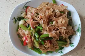 这3样素菜一起炒，不放肉也很香，我家每周吃三次，次次光盘图片