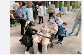草莓微博晒幸福照，评论区全艾特老WE队友微笑图片