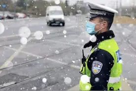 成都交警：你在雪中的样子，真美图片