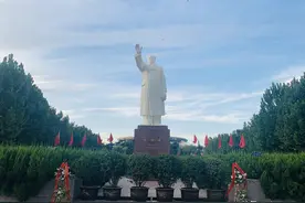 石家庄相亲角在这里，连接石家庄最早的公园，紧邻北国商城，勒泰图片