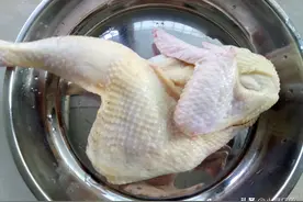 懒人隔水蒸鸡超简单做法，只需五样配料，肉质鲜香嫩滑入味图片