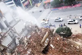 随着一声巨响！桂林市区一座危楼轰然倒地图片