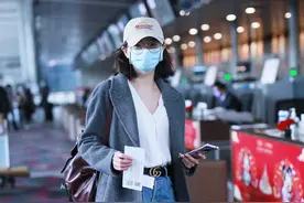 万茜身穿灰色大衣戴棒球帽现身机场，笑容甜美眼神清澈图片