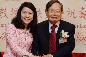 相差54岁的“忘年恋”：从28岁到45岁，翁帆的婚姻是一场豪赌图片