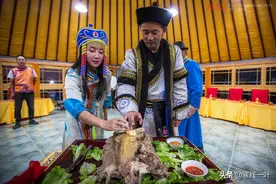 蒙古族独特的“乌查宴”，羊尾肉给最尊贵的客人，很多人不敢下口图片