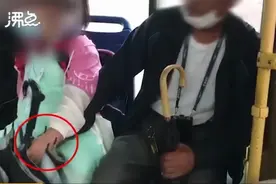 山东警方通报一老人在公交车上猥亵女孩数分钟，当地网友爆料：惯犯图片