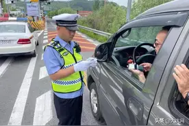 哈尔滨街头，这个“管闲事”的交警火了……图片