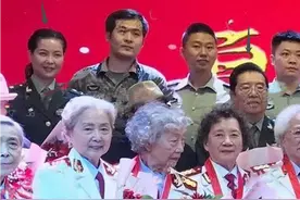 82岁李双江携妻子登台献唱，头发乌黑气势足，梦鸽素颜气质卓然图片