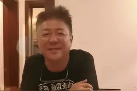 歌手姜育恒罕见露面，被曝住酒店吃外卖，显得满脸沧桑图片