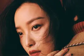 倪妮烈焰大片质感超强，昏暗中与陌生男子错位接吻图片