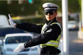 误闯红灯千万不要倒退，交警给你支一招，扣6分可以变成罚50元图片