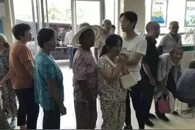 老人聚集免费照红蓝光，是慈善机构还是新型诈骗？图片