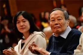 翁帆父亲翁云光：比女婿小21岁，理解女儿，嫁给杨振宁是她的福气图片