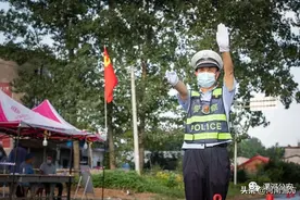 抗击疫情 豫警在行动丨“警察蓝”遇上“天使白”，他们是抗疫最美cp！图片