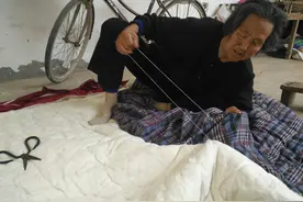 80岁农村老太太自己动手拆洗棉被，年轻人看了都不理解图片