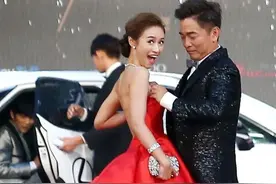 娱乐圈都这么开放吗？孩子大了，无论是父女还是母子都应该避嫌呀图片