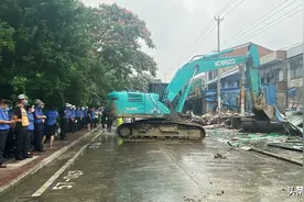 拆！拆！拆！仙桃这条美食街违建被依法拆除图片