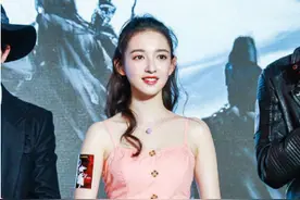 95后混血小美女，跳过艺考直接进演艺圈，被誉为“95后警校校花”图片