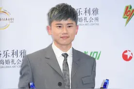 不要再说张杰土了，奶奶灰发色他都能hold住图片