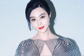 范爷路子“野”，这穿搭让人心跳加快，穿“透明”礼服无内搭图片