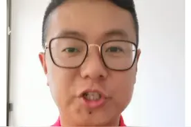 滞留阿联酋的唯一球迷：想把国足签名球衣送给出资5万的华人大姐图片
