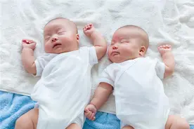 最听话的双胞胎：妈妈太累睡着后，双胞胎爬到妈妈怀里倒头就睡图片