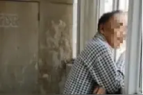 在楼道，他说：不让抽烟？我就抽！看公安局管不管图片