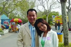 从央视主持到“阶下囚”，邱启明锒铛入狱后，妻子李菡怎么做的？图片