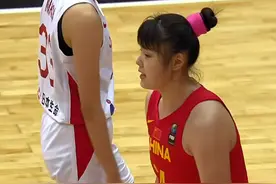 中国女篮10比2开局，首节领先2分，李月汝被压到腿，日本核心13分图片