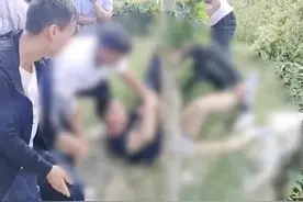 贵州一男子结婚被朋友扔池塘，其父怒斥：能交朋友就交，不能交走图片