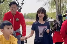 61岁李子雄带子踏青，被说像爷孙，“父女恋”娇妻是张铁林前女友图片