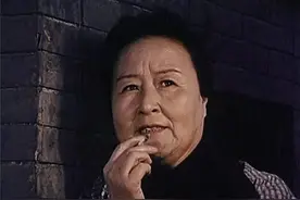 43年前的国产反特片：李谷一演唱主题曲，卖冰棍老奶奶是童年阴影图片