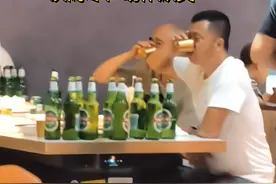 高端玩家！湖南2男子自助餐光喝不吃，狂饮40瓶啤酒，老板：狠人图片