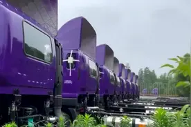 停满新车的停车场长满草！“金九银十”不灵了？经销商现身说法图片