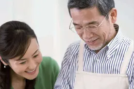 妈妈劝我嫁给一个50岁的大叔，结婚一年后我才明白妈妈的用意图片
