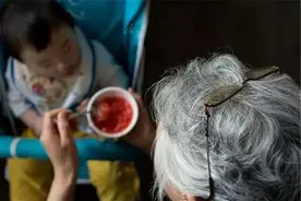 中国姥姥的一天，又要带娃又要做家务，从早忙到晚比上班还累图片