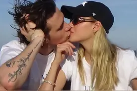 贝克汉姆大儿子宣布与富二代女友订婚，获父母支持，仅约会8个月图片