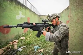 新5.8mm步枪刷屏，装有皮卡汀尼导轨，符合现代步枪作战理念图片