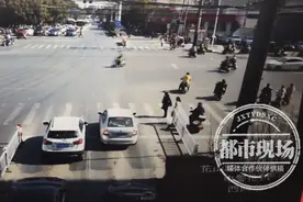 男子“好玩”私调信号灯，导致路口交通大瘫痪，驾驶员都傻眼了图片