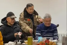 赵本山范伟现身杀青宴，本山显老像两代人，好友相邻而坐却无交流图片