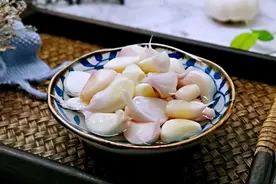 把雪碧倒入大蒜中，没想到这么好吃，可惜很多人不知道，先收藏了图片
