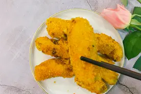 香蕉别再直接吃了，加2勺糯米粉，用油一炸，出锅比肉还香图片