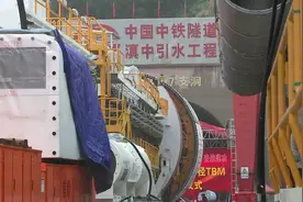国内自主研发最大直径的敞开式硬岩掘进机（TBM）在大理投入使用图片