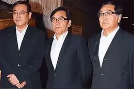 76岁秦沛探班弟弟尔冬升，大方送2瓶美酒1瓶蟹黄，两人长相相似图片